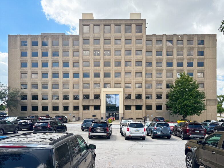 More Photos Of 1200 Valley West Dr, West Des Moines Coworking Space