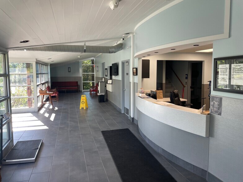 More Photos Of 205 Rowe Rd, Milford Veterinarian Kennel For Sale