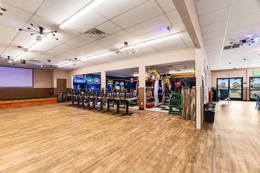 More Photos Of 3610 N Main St, Paris Restaurant For Sale