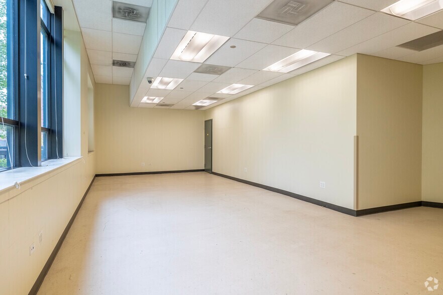 More Photos Of 1821 W Berteau Ave, Chicago Loft Creative Space For Sale