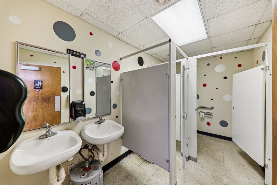 More Photos Of 402 W Johnson St, Pocahontas Flex For Sale