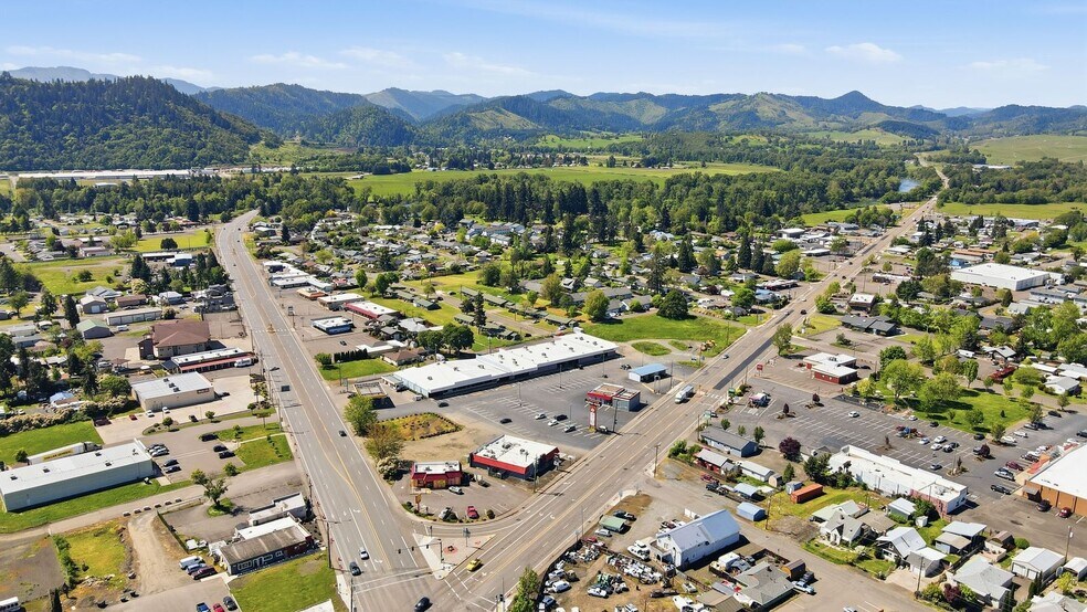 More Photos Of 122 NW Douglas blvd, Winston General Retail For Lease