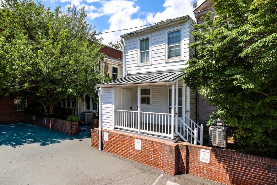 More Photos Of 3 E Market St, Leesburg Office For Sale