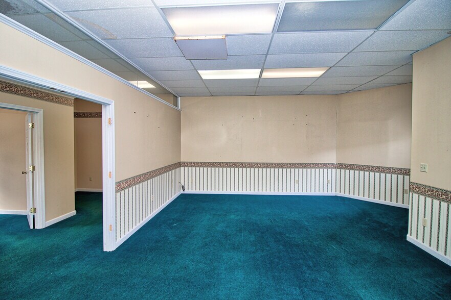 More Photos Of 1575 Thomaston Ave, Waterbury Storefront For Lease