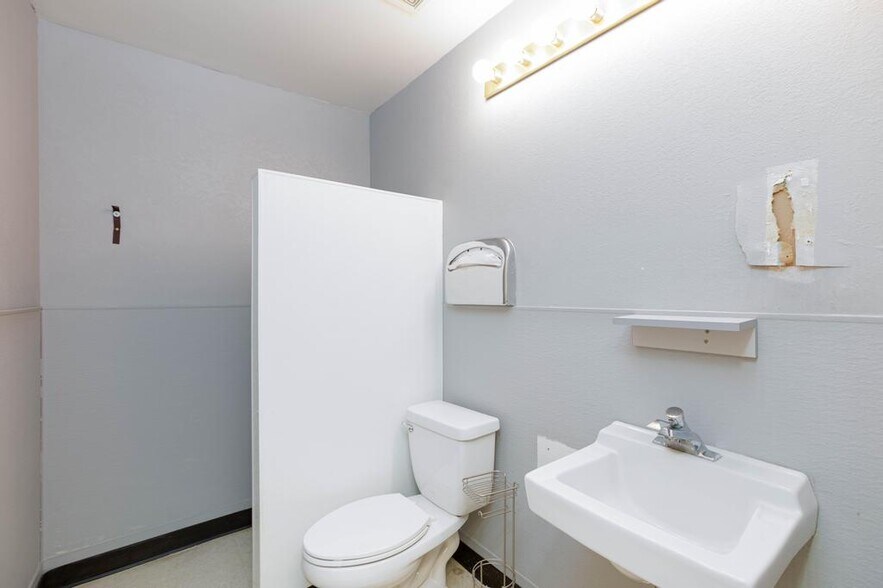 More Photos Of 872 E Sahara Ave, Las Vegas Medical For Lease