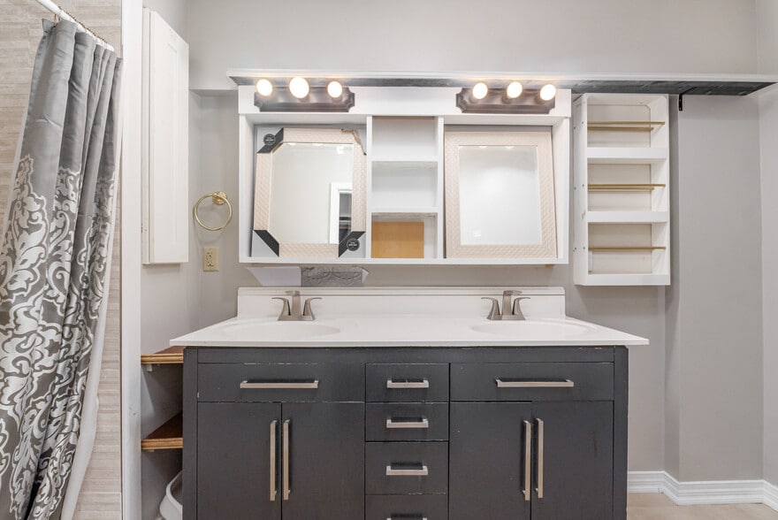 More Photos Of 9008 N Lakebrook Rd, Charlotte Light Distribution For Sale