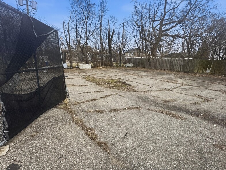 More Photos Of 300 E 8 Mile Rd, Detroit Warehouse For Lease