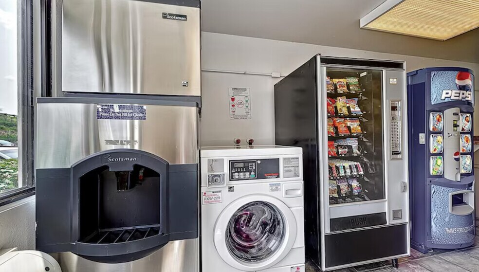 More Photos Of 1535 W Milwaukee Ave, Glenview Hotel For Sale