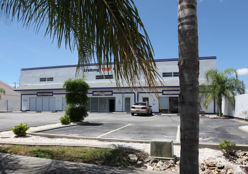 More Photos Of 4516 SE 16th Pl, Cape Coral Showroom For Lease