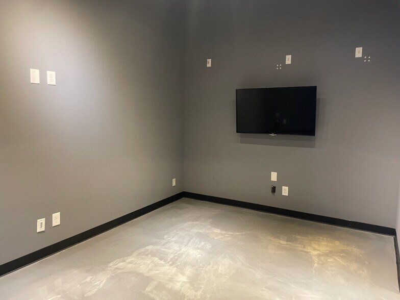 More Photos Of 2231 NW Broad St, Murfreesboro Showroom For Lease
