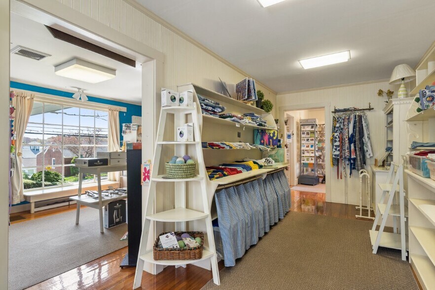 More Photos Of 34 Townsend Ave, Boothbay Harbor Freestanding For Sale