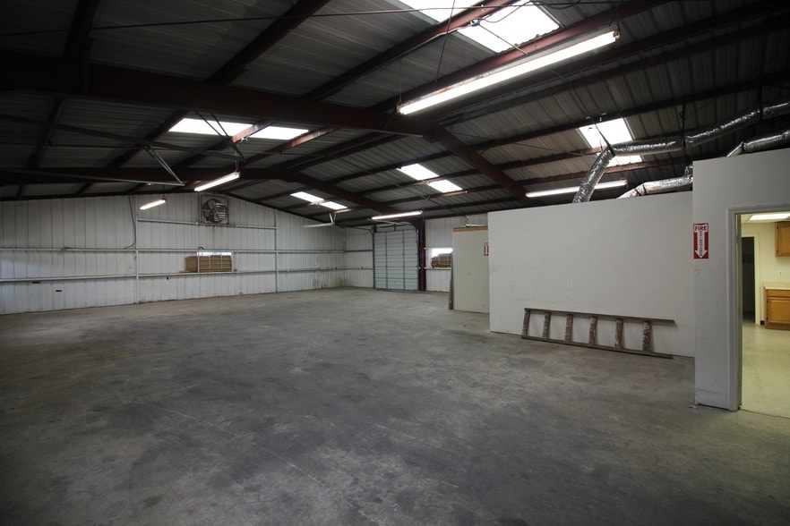 More Photos Of 61 Kinder, San Antonio Warehouse For Lease