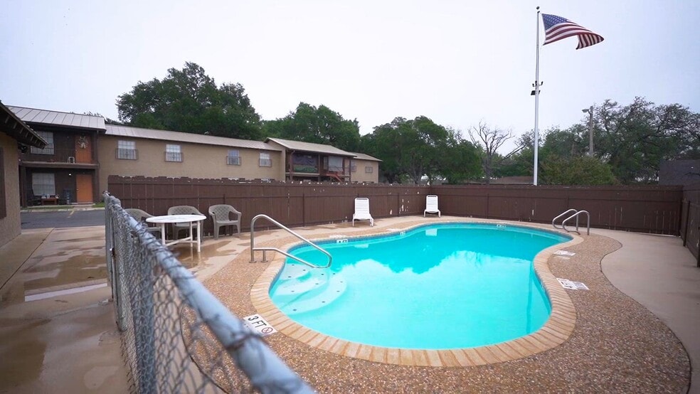 Primary Photo Of 500 E Nopal St, Uvalde Apartments For Sale