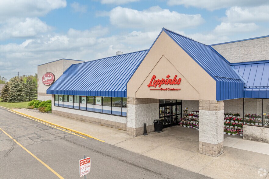 More Photos Of 147-193 W River Valley Dr, Newaygo Storefront For Lease