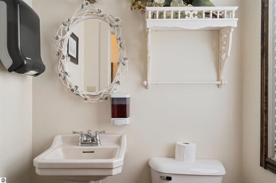 More Photos Of 18599 Mission Rd, Traverse City Hotel For Sale