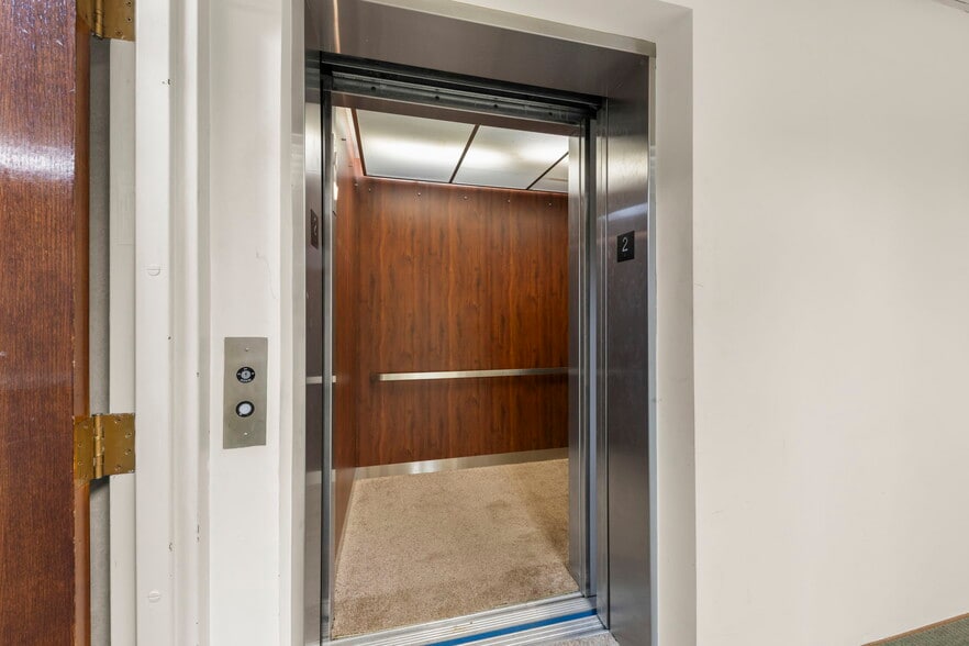 More Photos Of 10S660 Kingery Hwy, Willowbrook Office For Sale