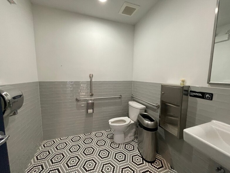 More Photos Of 7555 N California Ave, Chicago Fast Food For Sale