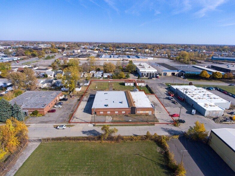 More Photos Of 22778 Globe Ave, Warren Warehouse For Lease