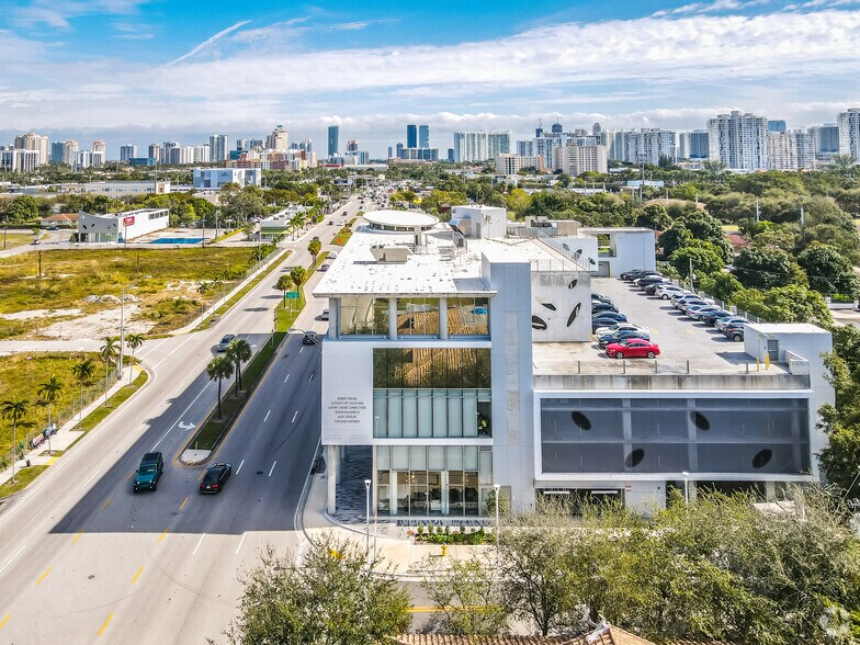 More Photos Of 2420 NE Miami Gardens Dr, Miami Office For Lease