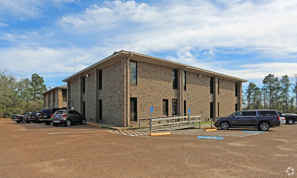 More Photos Of 100 Commercial Cir, Conroe Unknown For Lease