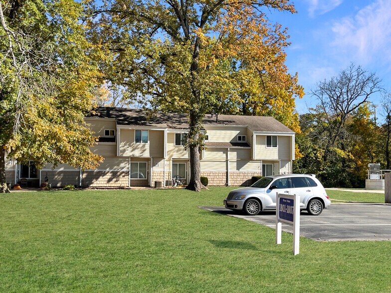 More Photos Of 401 River Run Dr, Macomb Apartments For Sale