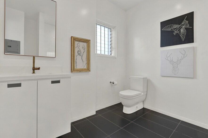 More Photos Of 435 S Boyle Ave, Los Angeles Office Residential For Sale