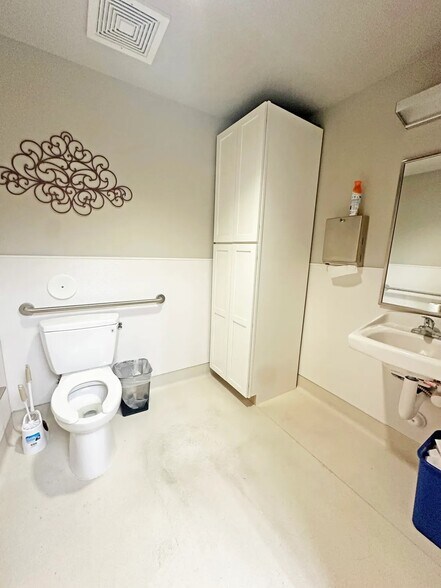 More Photos Of 2045 S Vineyard, Mesa Medical For Sale