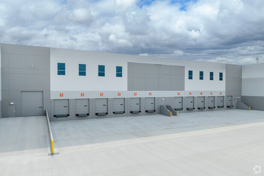 More Photos Of 3071 E Coronado St, Anaheim Warehouse For Lease