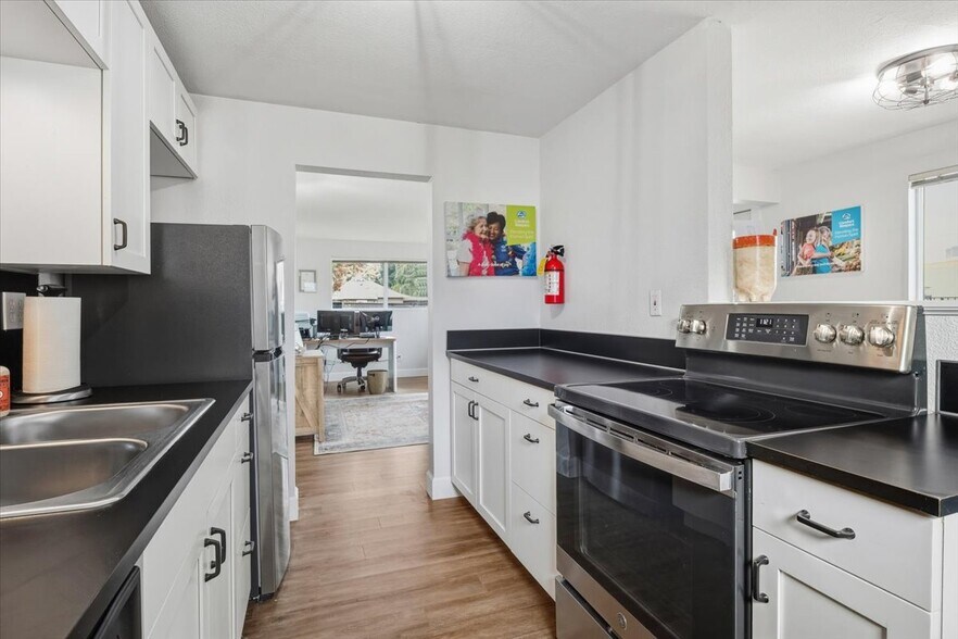 More Photos Of 2115 E 27th St, Vancouver Office For Sale