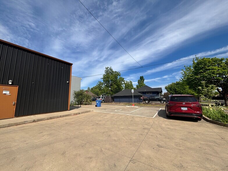 More Photos Of 309 Shipping St NE, Salem Convenience Store For Lease