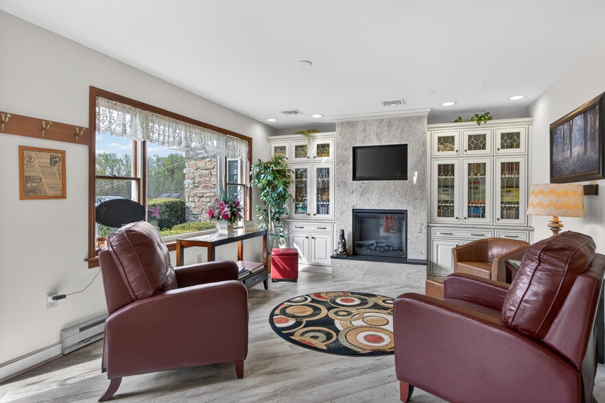 More Photos Of 5585 MacArthur Rd, Whitehall Showroom For Sale