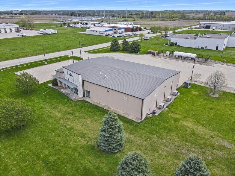 More Photos Of 2402 W Market St, Bloomington Refrigeration Cold Storage For Lease