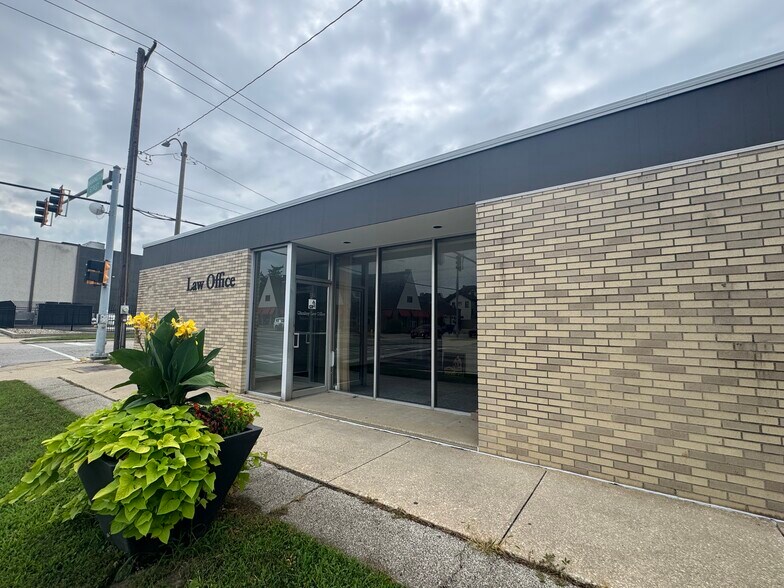 More Photos Of 221 E Washington St, Bloomington Office For Lease