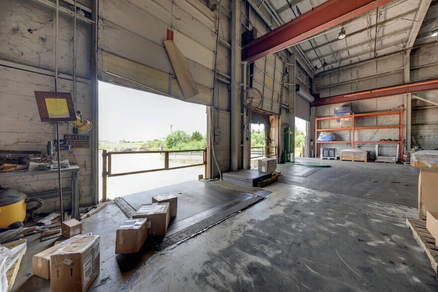 More Photos Of 1901 Longwood Dr, Brenham Manufacturing For Sale