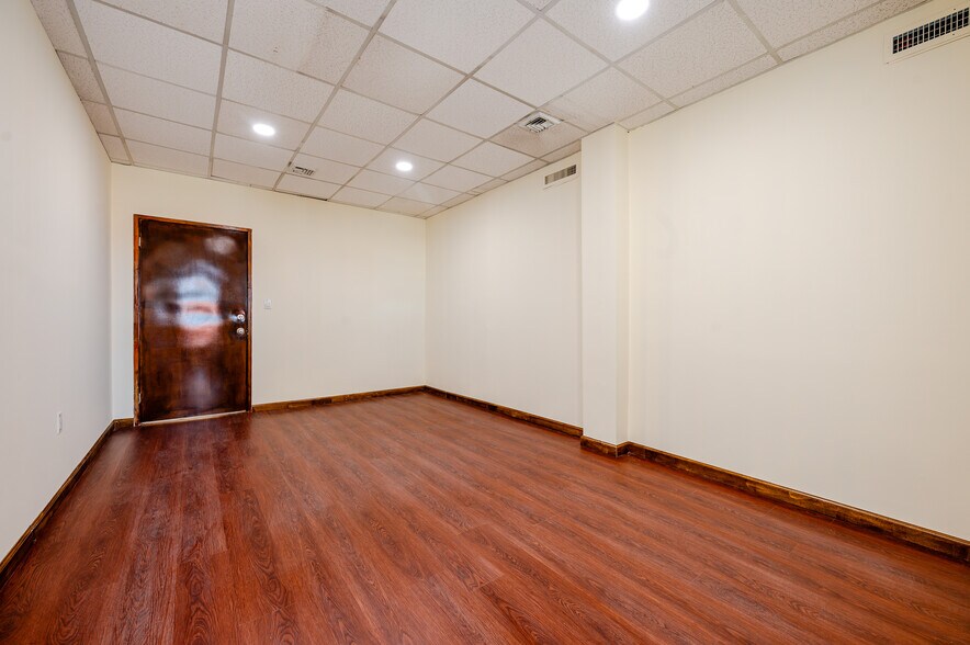 More Photos Of 20 W Park Ave, Long Beach Storefront Retail Office For Sale