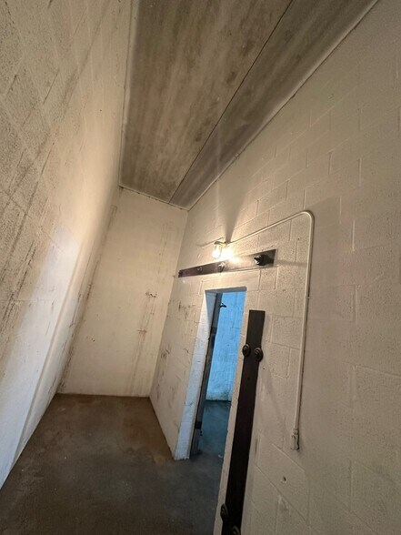 More Photos Of 1002 SE 9th St, Cape Coral Service For Lease