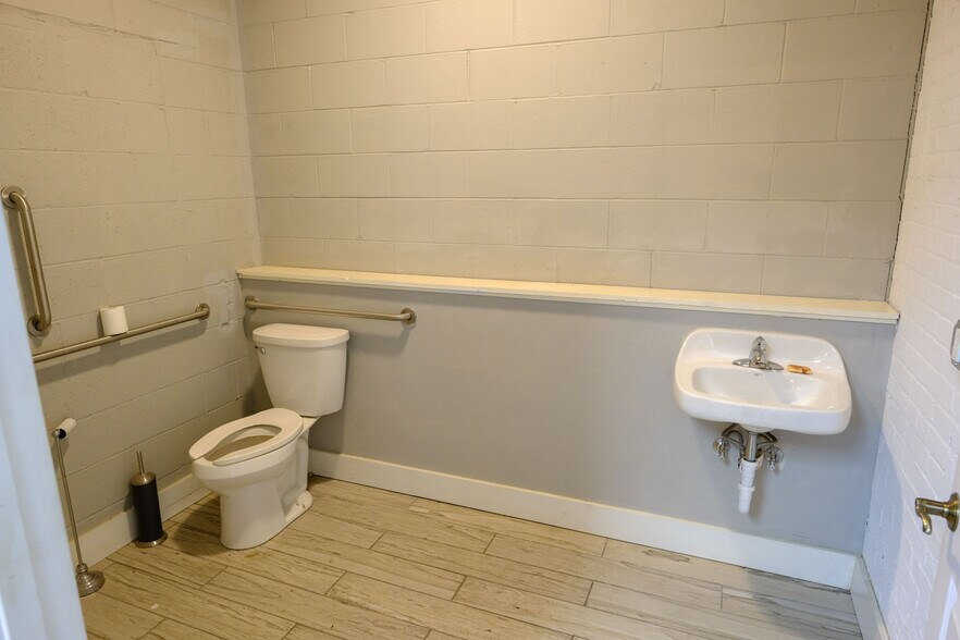 More Photos Of 408 W Main St, Benton Harbor Freestanding For Lease