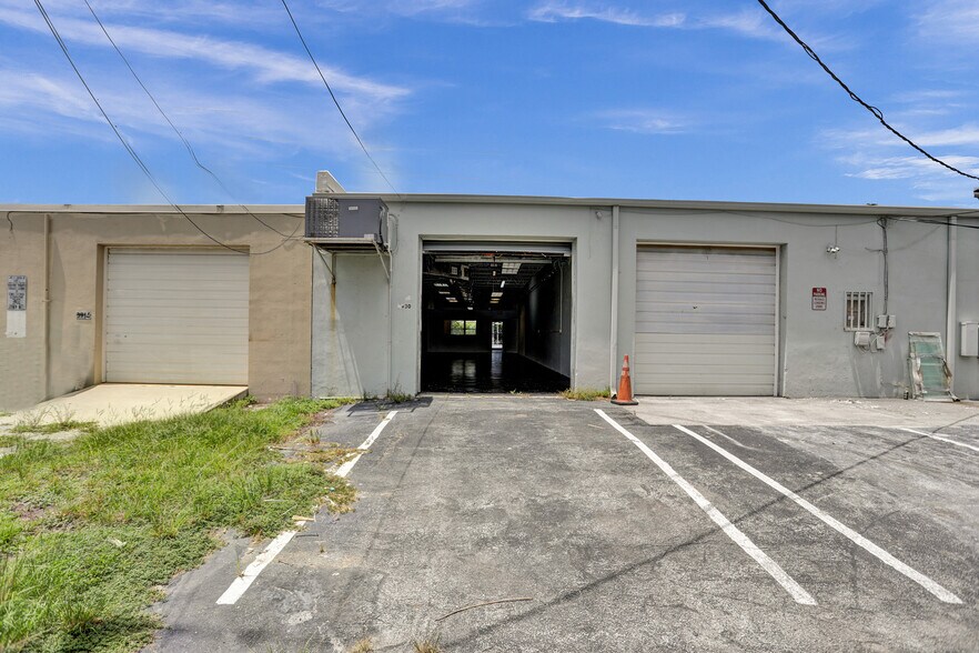 More Photos Of 3930-3948 NE 5th Ave, Oakland Park Warehouse For Lease