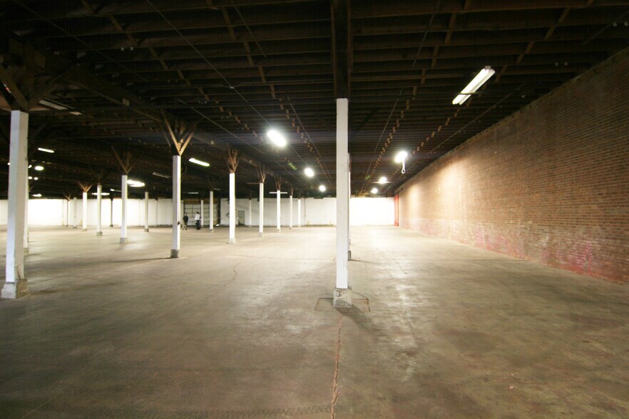 More Photos Of 15202 Edgerton Rd, New Haven Distribution For Lease