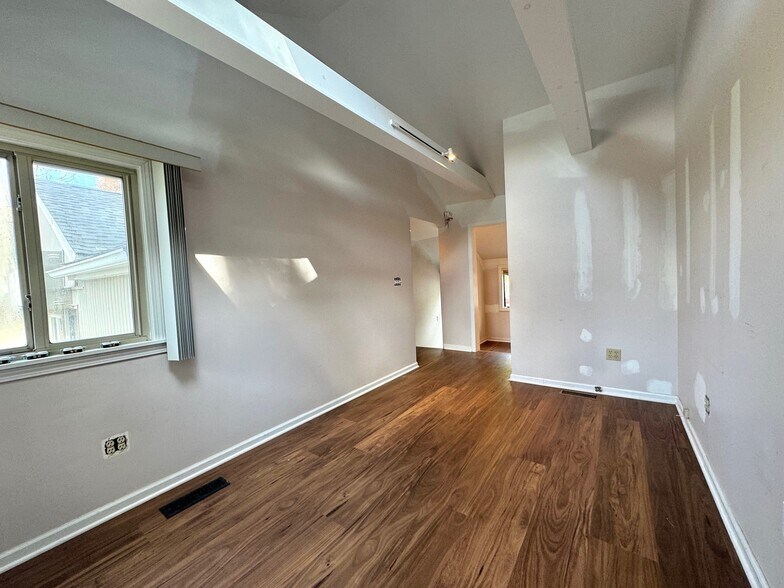 More Photos Of 2016 Straits Tpke, Middlebury Storefront Retail Office For Lease