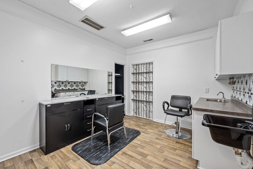 More Photos Of 411 Western Blvd, Jacksonville Medical For Sale
