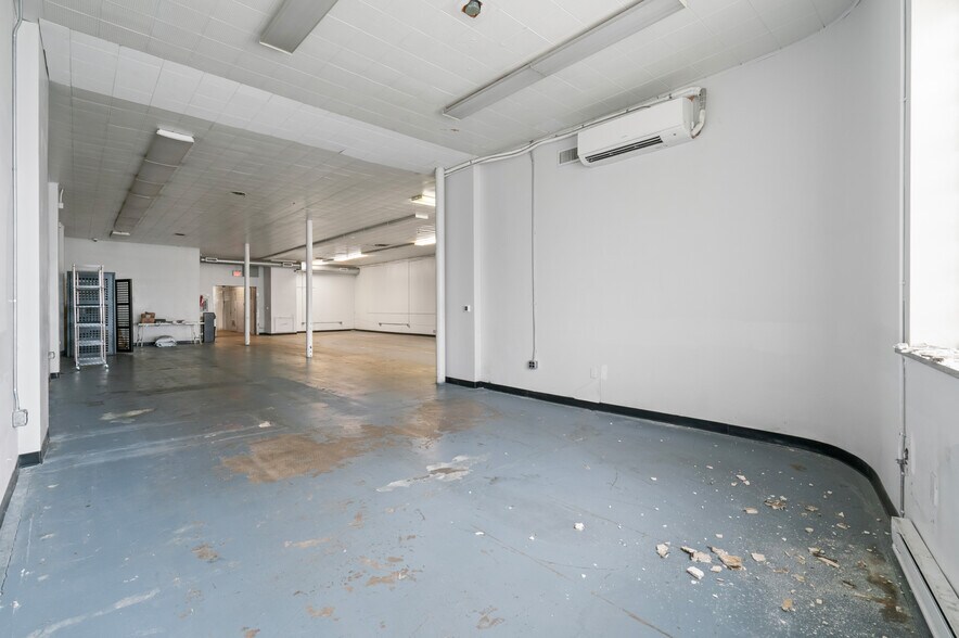 More Photos Of 1825 Boulevard of the Allies, Pittsburgh Showroom For Lease