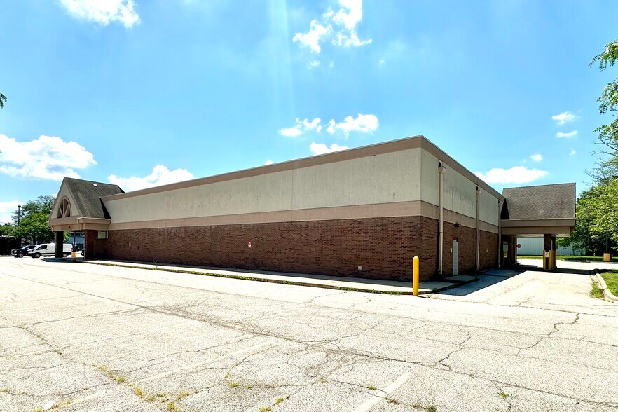 More Photos Of 2515 N Knoxville Ave, Peoria Drugstore For Lease