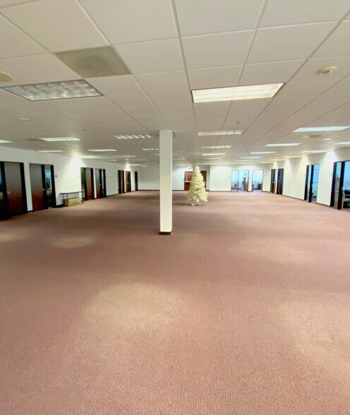 More Photos Of 4275 NW Pacific Rim Blvd, Camas Warehouse For Lease