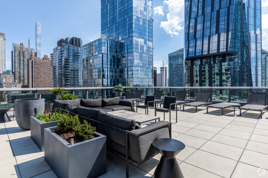 More Photos Of 400 W 61st St, New York Apartments For Lease