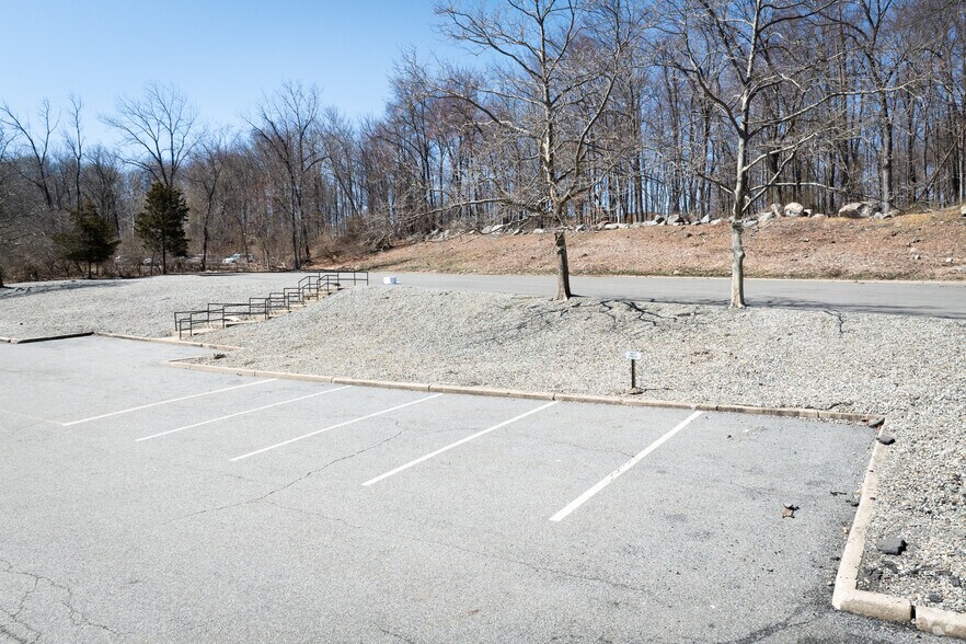 More Photos Of 300 Corporate Dr, Mahwah Warehouse For Lease