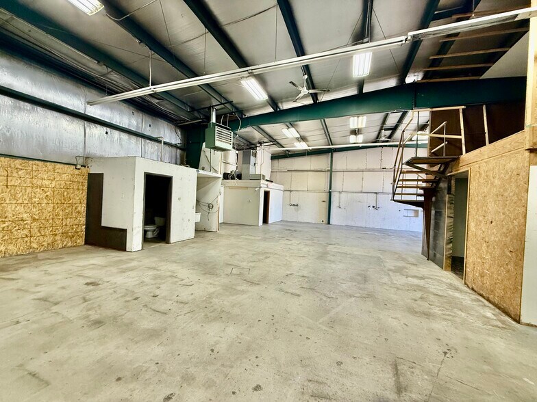 More Photos Of 1805 Industrial Park Dr, Normal Light Distribution For Lease