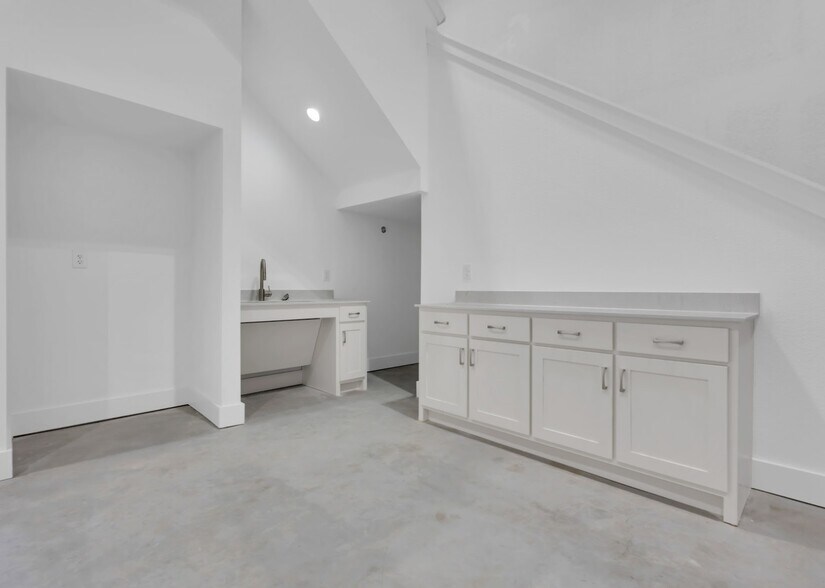 More Photos Of 312-332 Eldorado Pky, McKinney Warehouse For Sale