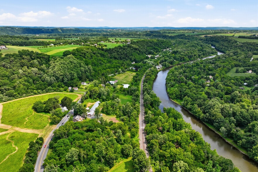 More Photos Of 429 Riverview Dr, Walnutport Flex For Sale