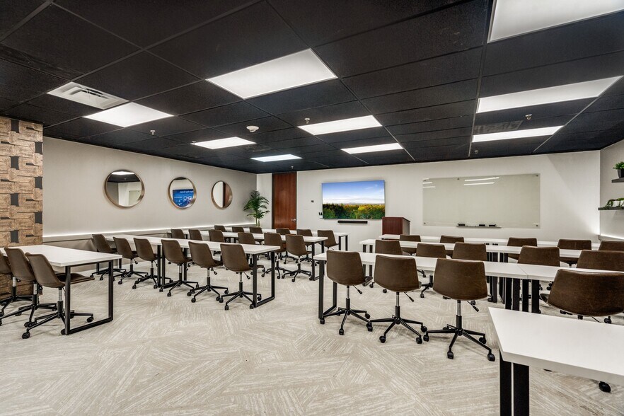 More Photos Of 3010 Lyndon B Johnson Fwy, Dallas Coworking Space